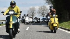 Ein Konvoi aus hoffentlich mehreren hundert Vespas wird Josef (84) am Sonntag zunächst zur Zweirad-Segnung ins Stift Kremsmünster und dann an den Traunsee begleiten. (Bild: Rollende Engel)