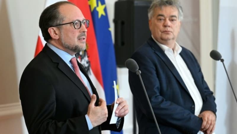 Außenminister Alexander Schallenberg (ÖVP) und Vizekanzler Werner Kogler (Grüne) (Bild: APA/HELMUT FOHRINGER)