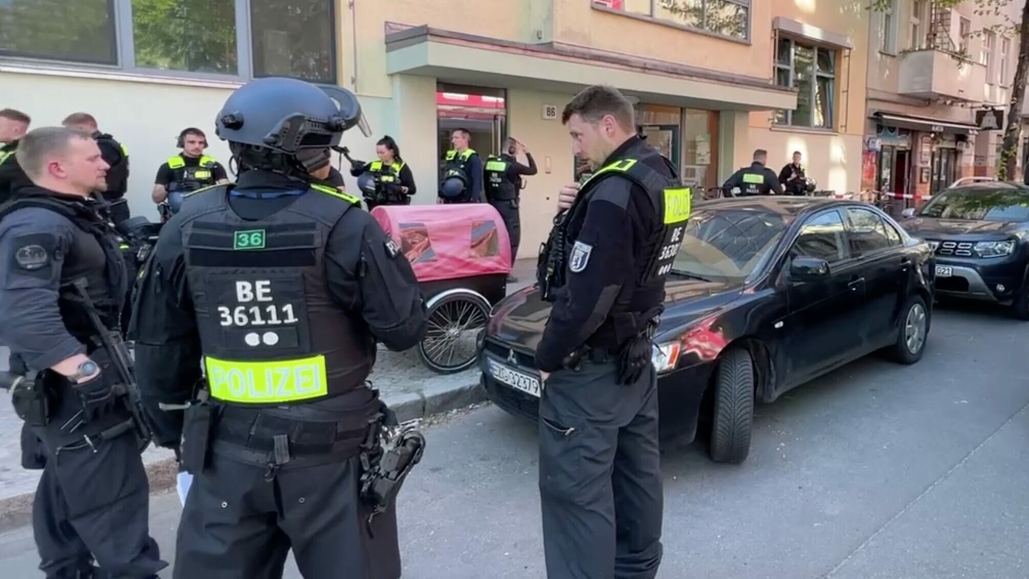 „Tief Betroffen“ - Schock: Mann Sticht 2 Mädchen Auf Schulhof Nieder ...