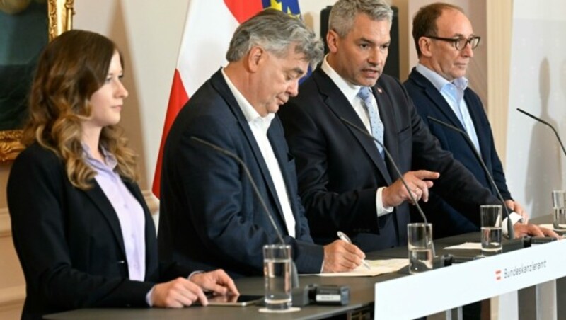 Staatssekretärin Claudia Plakolm (ÖVP), Vizekanzler Werner Kogler (Grüne), Bundeskanzler Karl Nehammer (ÖVP) und Sozialminister Johannes Rauch (Grüne) (Bild: APA/HELMUT FOHRINGER)