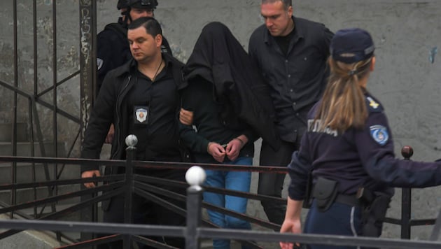 Arrest after the massacre in a Belgrade school (Bild: AP)