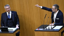 Schwarz-blaue Emotionen: Karl Nehammer (ÖVP) und Herbert Kickl (FPÖ) im Parlament (Bild: APA/Robert Jäger)