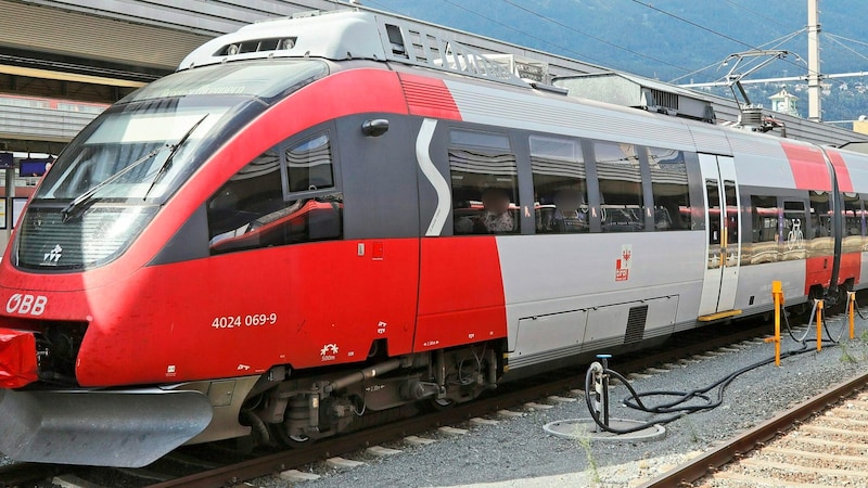 Damit auch über die Feiertage „alles auf Schiene“ ist, dafür sorgen unter anderen auch Annelies Scherl und Tobias Mitterbauer. (Bild: Christof Birbaumer (Symbolbild))