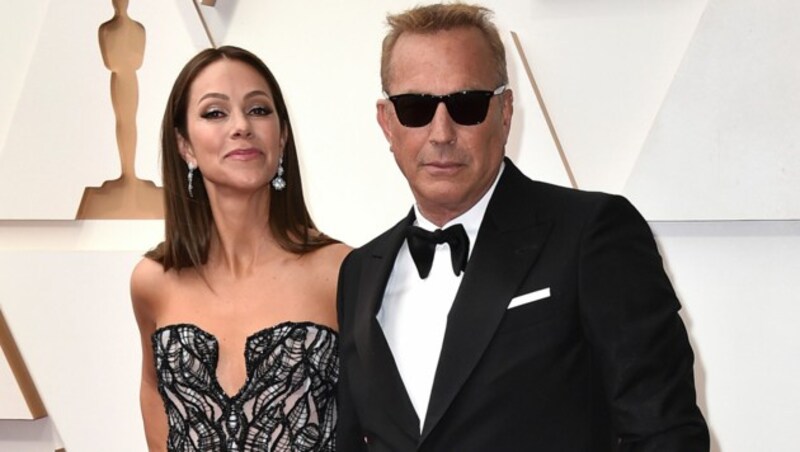 Christine Baumgartner und Kevin Costner streiten sich um die Villa. (Bild: APA/Jordan Strauss/Invision/AP)