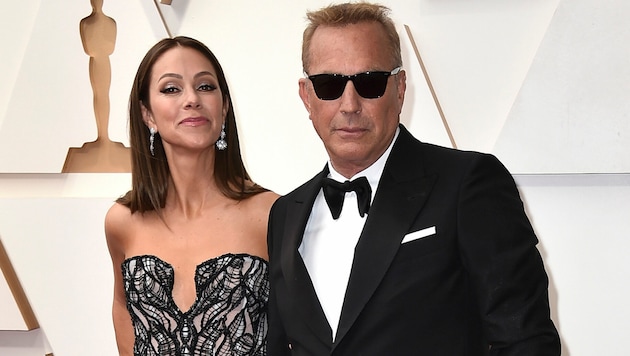 Kevin Costner mit Noch-Ehefrau Christine Baumgartner (Bild: APA/Jordan Strauss/Invision/AP)