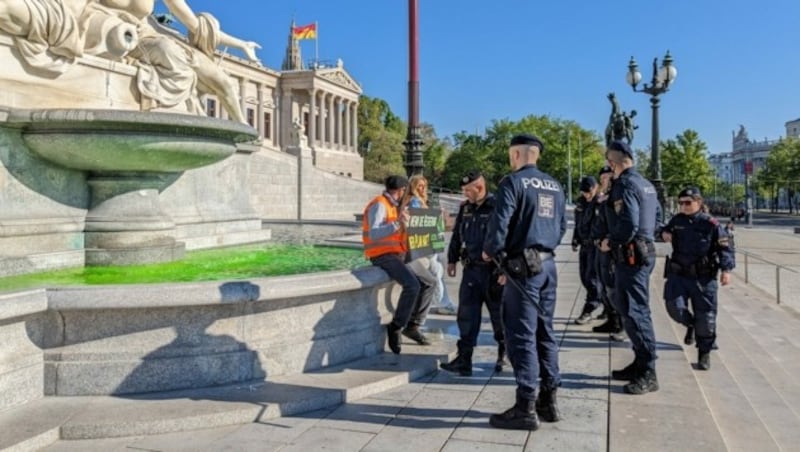 Neben der Klebeaktionen greifen die Aktivisten auch zu anderen Maßnahmen. Unter anderem wurden bereits in zahlreichen Wiener Brunnen das Wasser giftgrün eingefärbt. (Bild: Letzte Generation AT)