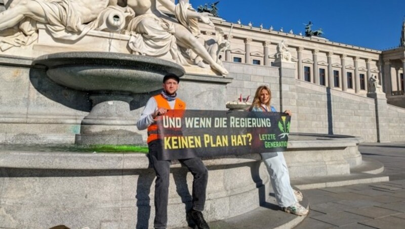 Auch vor dem Parlament hat sich die Letzte Generation platziert. (Bild: Letzte Generation AT)