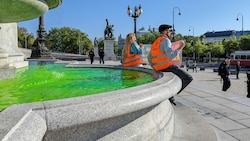 Farbanschlag auf den Pallas-Athene-Brunnen vor dem Parlament (Bild: Letzte Generation AT)