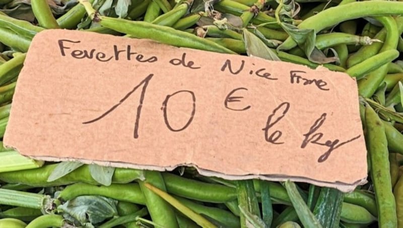 Cour Saleya: Hier findet der berühmte Blumenmarkt von Nizza statt, aber es gibt auch Gemüse und andere Köstlichkeiten zu kaufen. (Bild: Andrea Thomas)