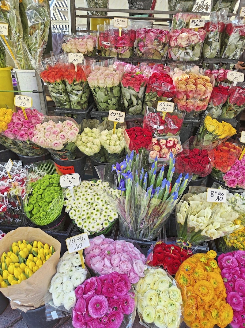 Man könnte neidisch werden, wie billig für unsere Begriffe prächtige Blumensträuße angeboten werden. (Bild: Andrea Thomas)