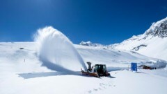 Schicht für Schicht wird die Timmelsjoch Hochalpenstraße von den Alt- und Neuschneemassen befreit. An manchen Stellen liegen noch bis zu sechs Meter „weißes Gold“. (Bild: schlossmarketing)