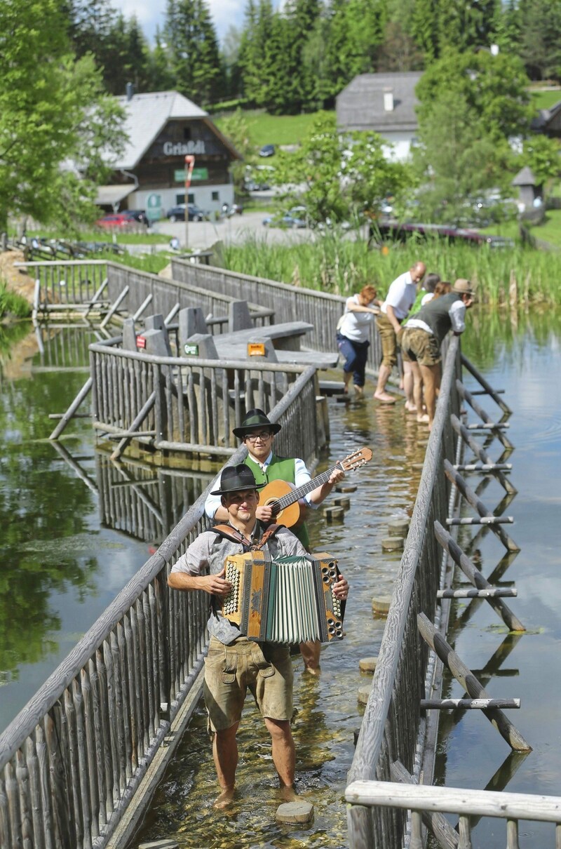 Wassertreten am Bründlweg - in der Hochsteiermark trägt man gerne Tracht und musiziert, wenn es passt. (Bild: Peter Tomschi)