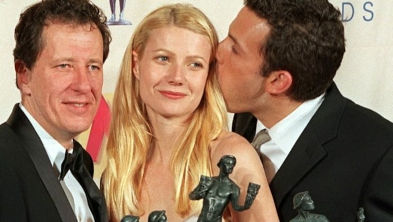 Gwyneth Paltrow und Ben Affleck mit Geoffrey Rush (links) (Bild: APA/AFP PHOTO/Lucy NICHOLSON LUCY NICHOLSON / AFP)