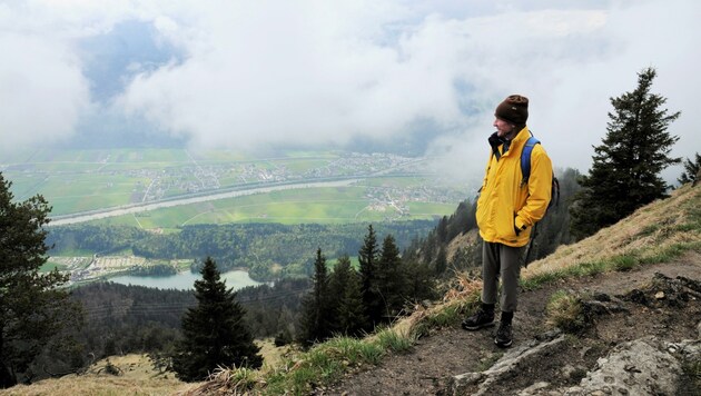 Die Wanderung bietet, sofern der Nebel nicht im Tal hängt, einen schönen Ausblick. (Bild: Peter Freiberger)