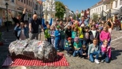 Zwei Klassen der Volksschule bastelten mit Uschi Zezelitsch und Günter Schütter Mr. Bohne aus Pappmaché. (Bild: Charlotte Titz)