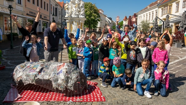 Zwei Klassen der Volksschule bastelten mit Uschi Zezelitsch und Günter Schütter Mr. Bohne aus Pappmaché. (Bild: Charlotte Titz)