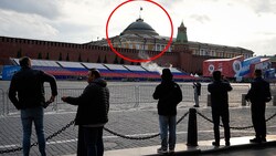 Großer Schreck in Moskau: Plötzlich war ein Feuerball über dem Senatspalast des Kremls. Unter der Kuppel befinden sich unter anderem das Arbeitszimmer und eine Wohnung des russischen Präsidenten. (Bild: Copyright 2023 The Associated Press. All rights reserved.)