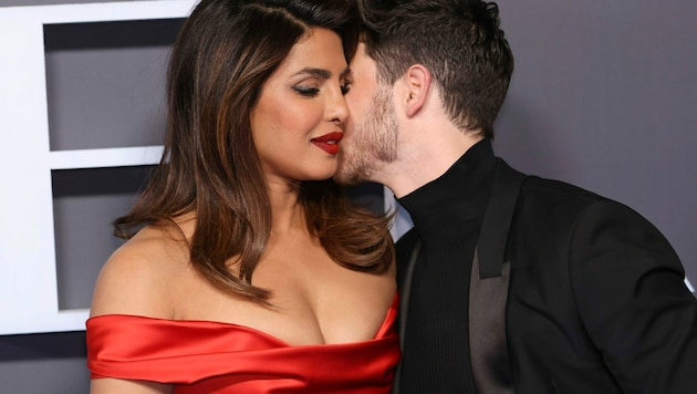 Priyanka Chopra Jonas und ihr Ehemann bei der Premiere der neuen Serie „Citadel“ (Bild: Vianney Le Caer/Invision/AP)