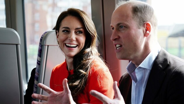 Für Prinzessin Kate und Prinz William ging es am Donnerstag mit der U-Bahn ins Pub nach Soho. (Bild: APA/Jordan Pettitt/Pool Photo via AP)