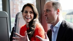 Für Prinzessin Kate und Prinz William ging es am Donnerstag mit der U-Bahn ins Pub nach Soho. (Bild: APA/Jordan Pettitt/Pool Photo via AP)
