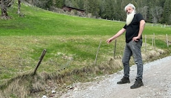 Auf einer eingezäunten Weide in direkter Nähe zu seinem Wohnhaus in Oberau fand Norbert Klingler Ende April ein gerissenes, fürchterlich zugerichtetes totes Schaf. (Bild: ZOOM.TIROL)