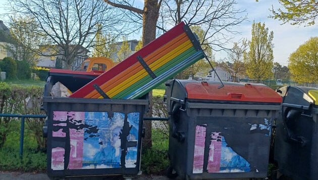 Beim jüngsten Anschlag war die Bank in den Container für Altpapier gestopft worden. (Bild: zVg)