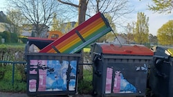 Beim jüngsten Anschlag war die Bank in den Container für Altpapier gestopft worden. (Bild: zVg)