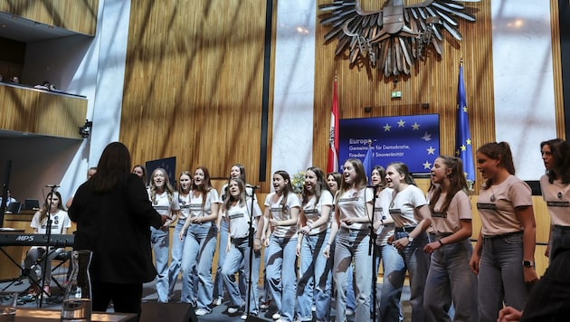 Der Chor der BORG Gastein gab im Hohen Haus Kostproben seines Könnens. (Bild: Vertretung der Europäischen Kommission Österreich/APA-Fotoservice/Reither)