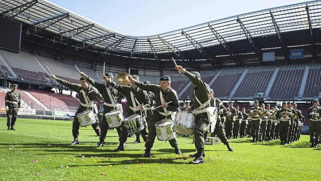 Die Militärmusik erobert das Klagenfurter Stadion (Bild: Als Urheberrechtsvermerk ist„Foto:BMLV/Laura HEINSCHINK“ deutlich erkennbar zu verwenden. Die Urheberrechte der BMLV sind durch)