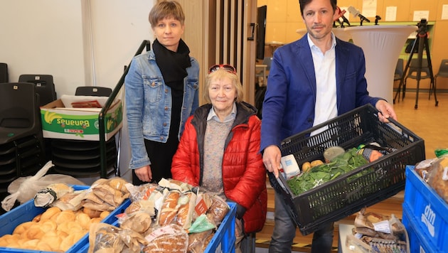 Doris Anzengruber (links) und Klaus Schwertner (Caritas) mit einer betroffenen Pensionistin (Bild: Zwefo)