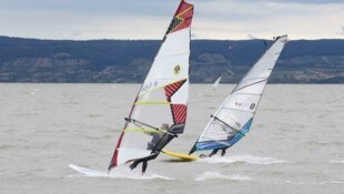 Los windsurfistas y kitesurfistas están satisfechos con las condiciones actuales.  (Imagen: Judt Reinhard)