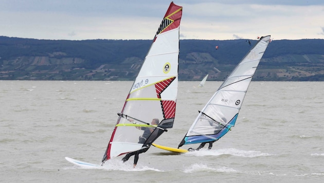 Wind- und Kitesurfer sind mit den aktuellen Bedingungen zufrieden. (Bild: Judt Reinhard)