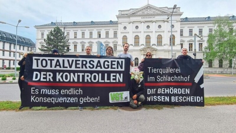 Mit dem Protest und der vor Kurzem gestarteten Petition fordert der VGT eine dringend notwendige Reform des Schlachthof- und Kontrollsystems. (Bild: VGT.at / Verein gegen Tierfabrik)