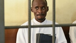 Nach dem Tod von mehr als hundert Sekten-Mitgliedern in Kenia ist einer der einflussreichsten Prediger des Landes (Bild) am Donnerstag gegen Kaution freigekommen. (Bild: AFP/Simon Maina)