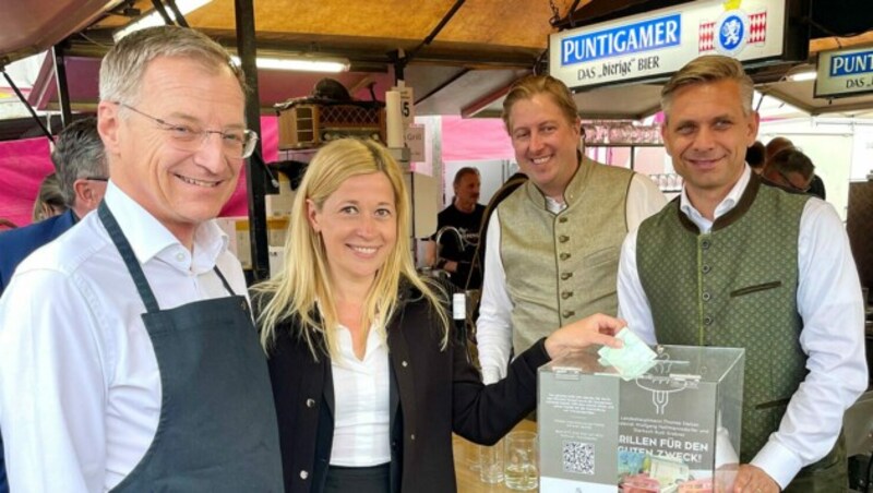 Auch Doris Lang-Mayerhofer spendete beim „Grillen für den guten Zweck“ von Michael Nell (Schwarzer Bär) mit Unterstützung von Landeshauptmann Thomas Stelzer (l.) und Landesrat Wolfgang Hattmannsdorfer (r.). (Bild: zVg)