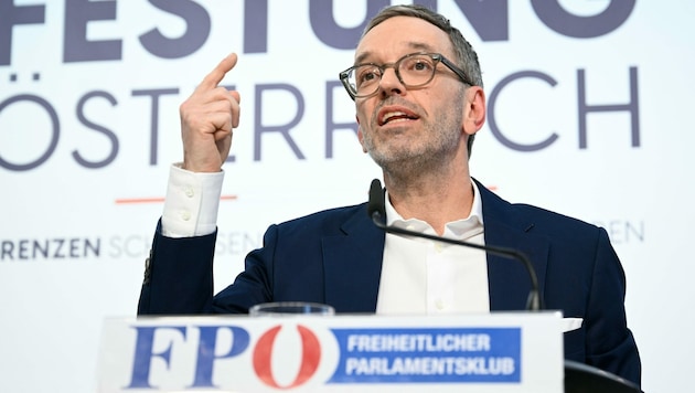 Der Bundespräsident ist zuletzt auf Distanz zum blauen Parteichef gegangen - doch was passiert, wenn die FPÖ stimmenstärkste Partei wird? (Bild: APA/HELMUT FOHRINGER)