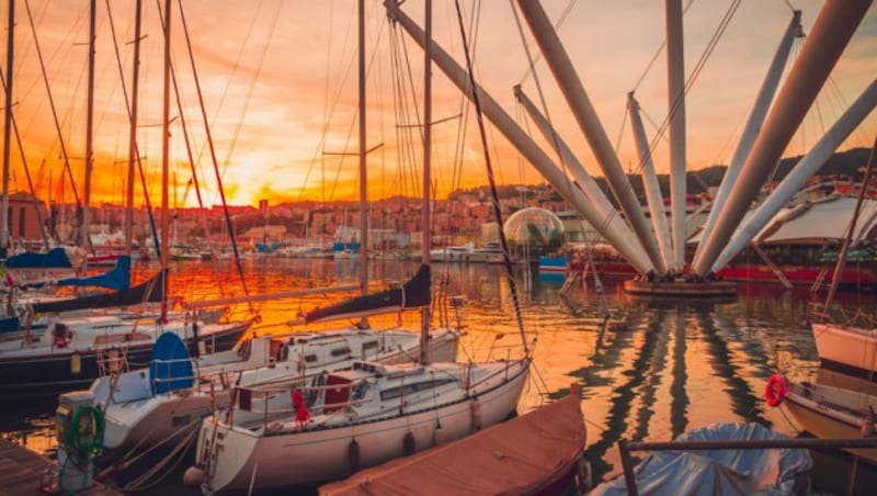 Der Panoramaaufzug im Hafen (Porto Antico) ähnelt den historischen Lastenkränen, die einst die Ladungen im Hafen transportierten. (Bild: stock.adobe.com)