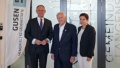 von links: Innenminister Gerhard Karner (ÖVP), der polnische Holocaust-Überlebende Stanislaw Zalewski und die Leiterin der KZ-Gedenkstätte Mauthausen, Barbara Glück (Bild: BMI/Karl Schober)