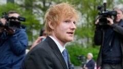 Der britische Sänger Ed Sheeran (im Bild beim Verlassen des Gerichtsgebäudes in New York) hat in einem Prozess wegen angeblicher Copyright-Verletzungen Recht bekommen. (Bild: Associated Press)