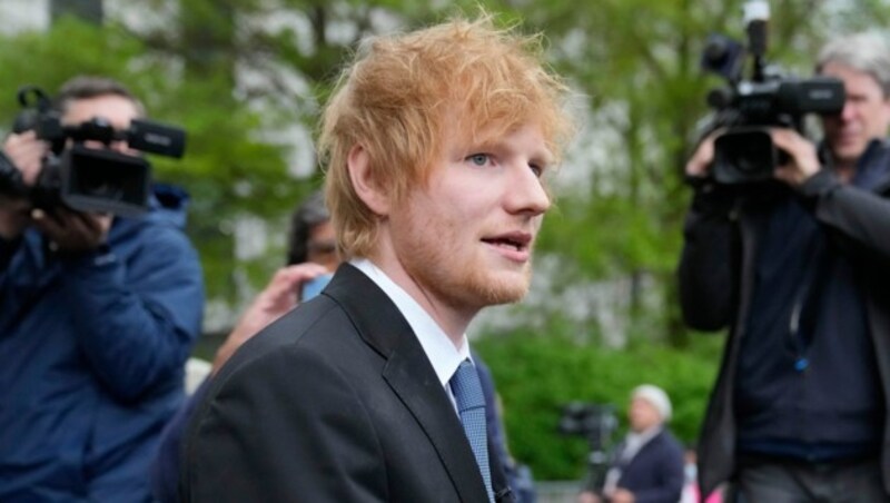 Der britische Sänger Ed Sheeran (im Bild beim Verlassen des Gerichtsgebäudes in New York) hat in einem Prozess wegen angeblicher Copyright-Verletzungen Recht bekommen. (Bild: Associated Press)