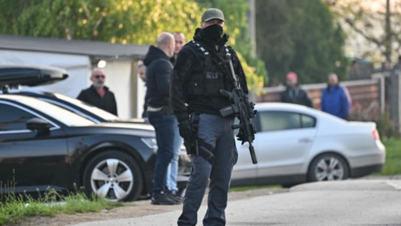 Ein schwer bewaffneter Polizist am Tatort in Dubona (Bild: AFP)