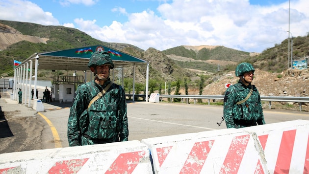 Ein aserbaidschanischer Kontrollpunkt an der einzigen Landverbindung der von Armeniern bevölkerten abtrünnigen Region Bergkarabach mit Armenien. (Bild: APA/AFP/Tofik BABAYEV)