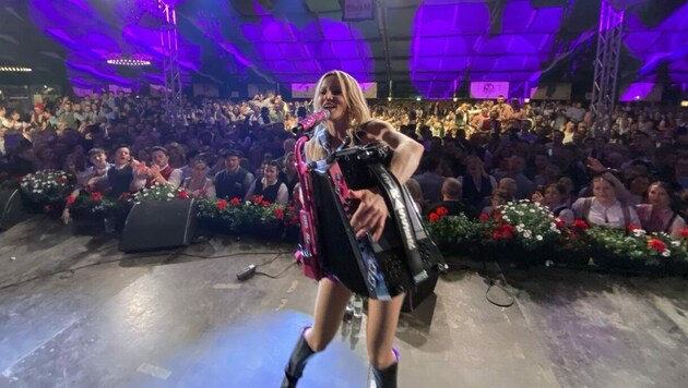 Stargast Melissa Naschenweng sorgte beim Gauder Fest-Auftakt für größte Feierlaune im Festzelt. (Bild: Zillertal Bier )