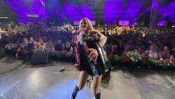 Stargast Melissa Naschenweng sorgte beim Gauder Fest-Auftakt für größte Feierlaune im Festzelt. (Bild: Zillertal Bier )