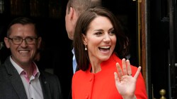 Kate und William besuchten am Donnerstag ein Pub in Soho. Dabei plauderte die Prinzessin von Wales auch über die Vorbereitungen zur Krönung. (Bild: APA/AP Photo/Frank Augstein)
