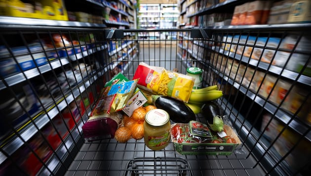 Die Lebensmittelpreise sind im Vergleich zum Vormonat gestiegen. (Bild: APA/dpa/Sven Hoppe)