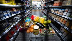 Die Lebensmittelpreise sind im Vergleich zum Vormonat gestiegen. (Bild: APA/dpa/Sven Hoppe)