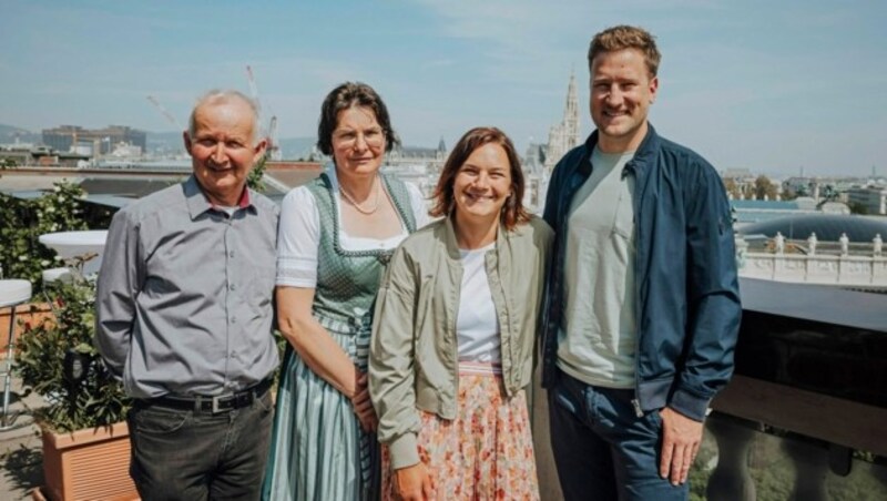 Ramona Siebenhofer mit Mutter Renate, Onkel Werner und Freund Talon (Bild: Mario Urbantschitsch)