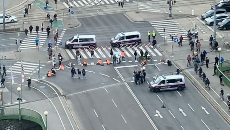 Verkehrschaos vor Urania: Auch hier sorgten die Aktivisten bereits für Stau im Frühverkehr. (Bild: Letzte Generation AT)