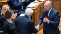 Nationalratspräsident Wolfgang Sobotka und der KZ-Überlebende Stanislaw Zalewski am Freitag bei der Gedenkveranstaltung gegen Gewalt und Rassismus im Parlament in Wien. (Bild: APA/GEORG HOCHMUTH)